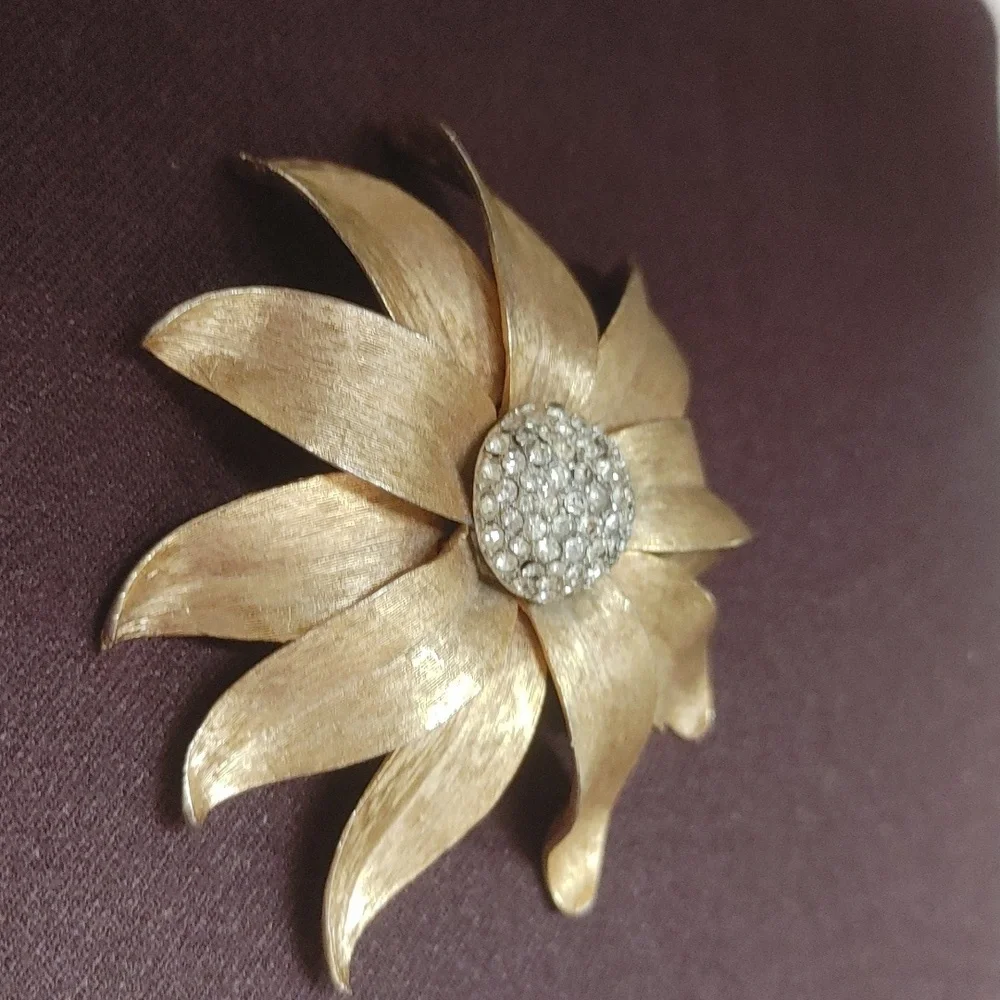 Marvella VTG Gold Daisy Brooch with Rhinestones